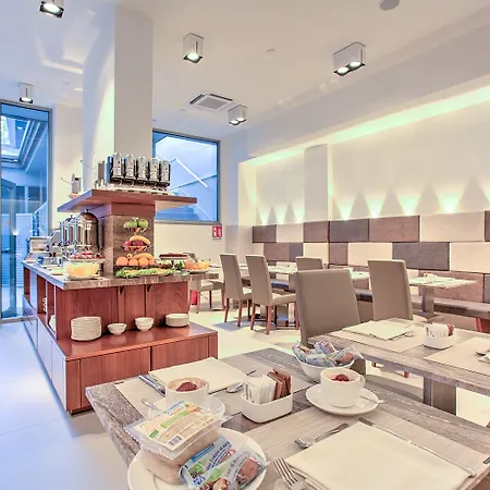 Hotell Mh & 4*